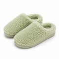 Chaussons 42/43 en textile bouclette vert pâle à semelle antidérapante