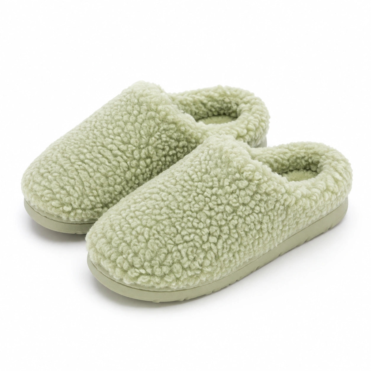 Chaussons 42/43 en textile bouclette vert pâle à semelle antidérapante